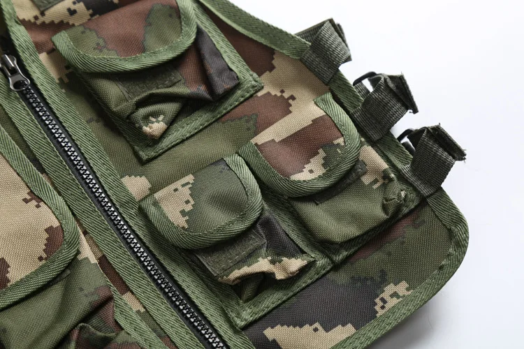 kamuflaažmustriga vest mitme taskuga