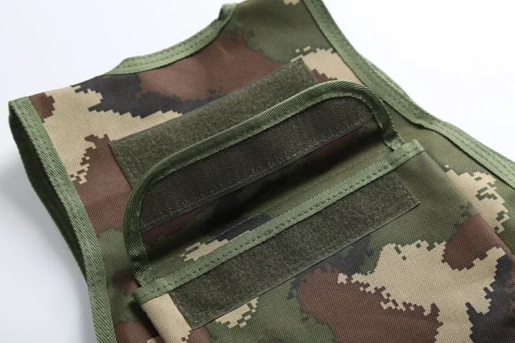 kamuflaažmustriga kaitsevest, millel on takjakinnitused