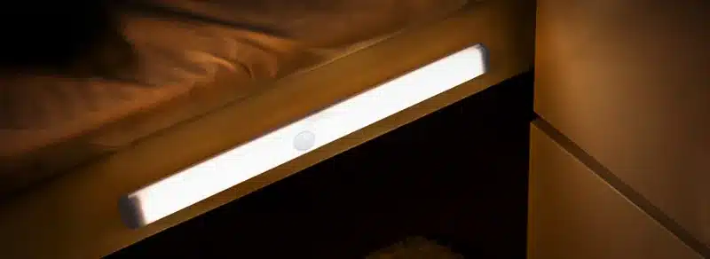 liikumisanduriga LED valgus paigaldatud voodi alla