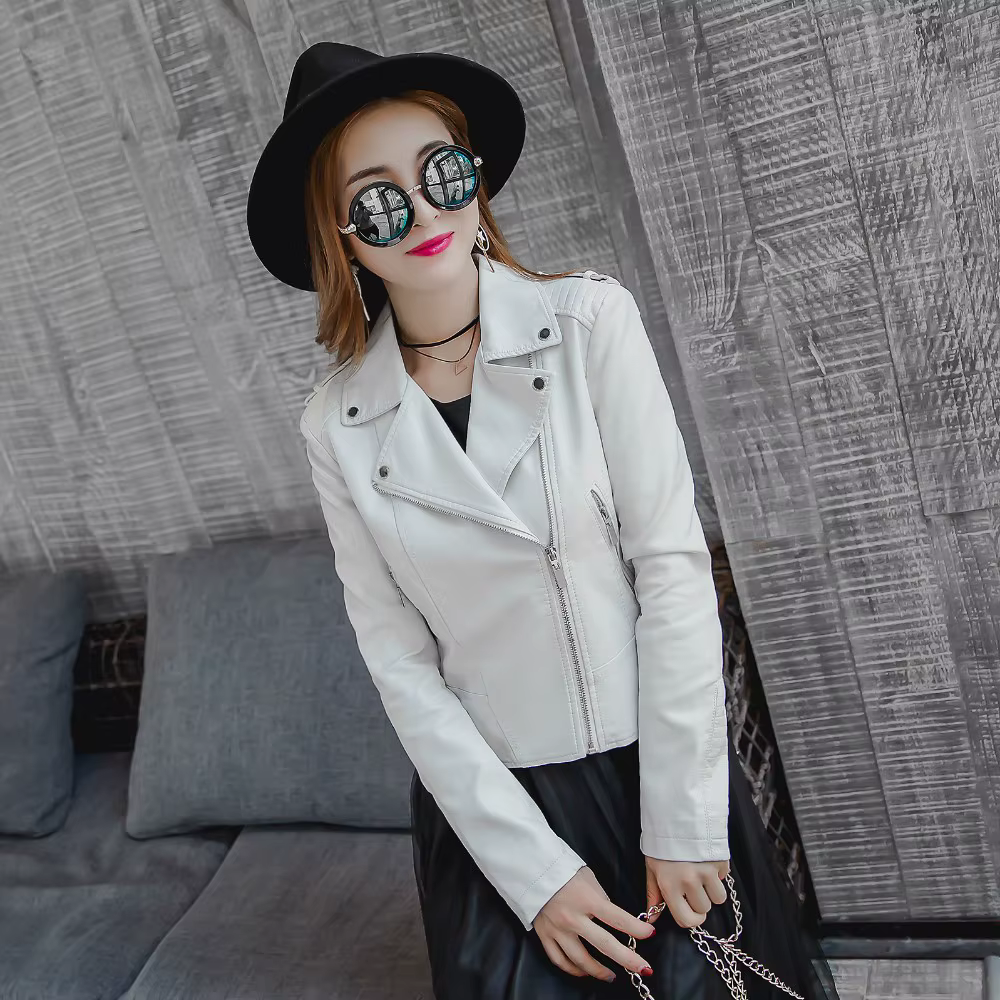 naine kannab valget kunstnahast jakki ja musta kübarat