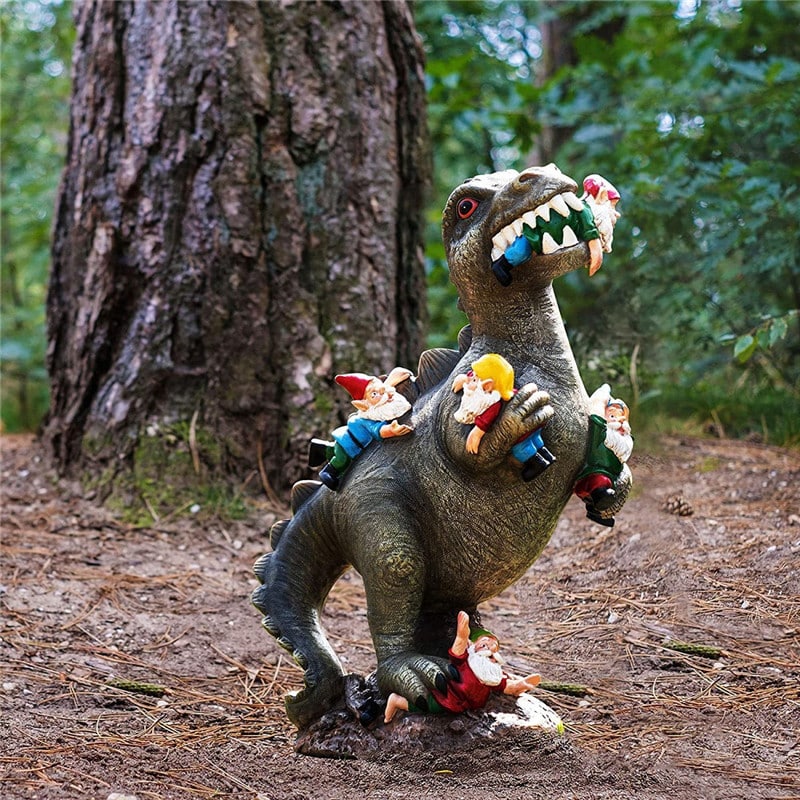 Kuju dinosauruse ja pöialpoistega looduses, dinosauruse seljas ja ümber on värvikad pöialpoisid. Taustaks on metsas erinevad rohelised puud ja pruun maapind, luues lummava dekoratsiooni kodu või aia jaoks.