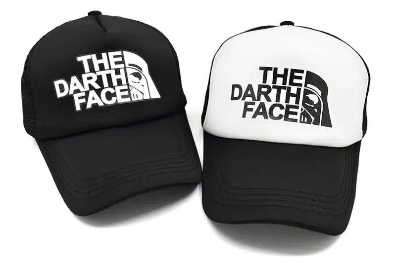 kaks nokamütsi, üks must ja teine valge, mõlemal kiri 'The Darth Face'