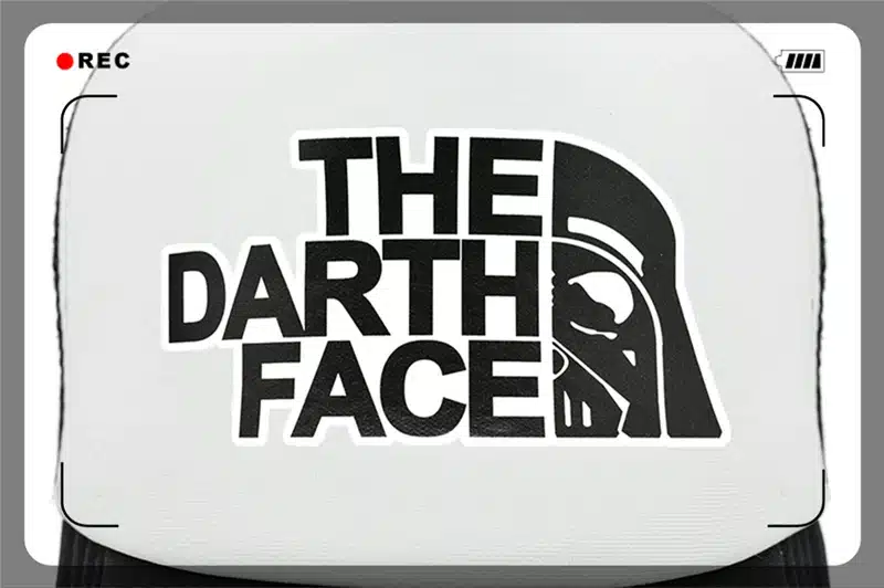 valge nokamüts musta Darth Vaderi kujutise ja tekstiga