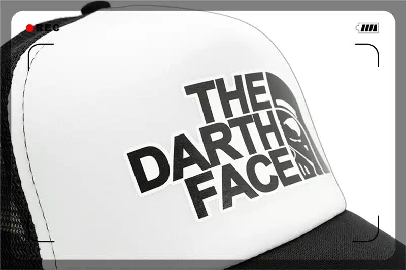 valge ja musta värvi nokamüts kirjaga 'The Darth face'
