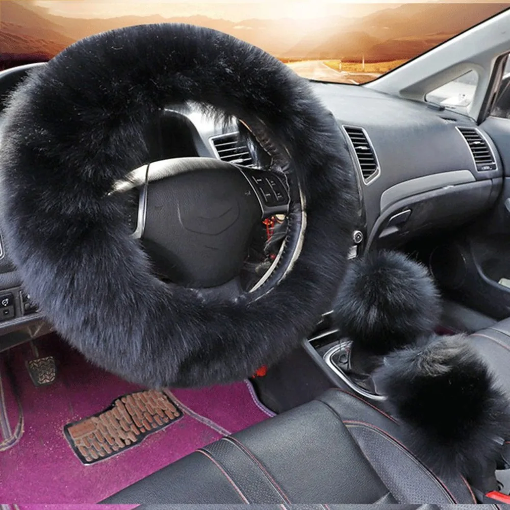 mustad pehmed katted roolil ja käigukangil autosalongis