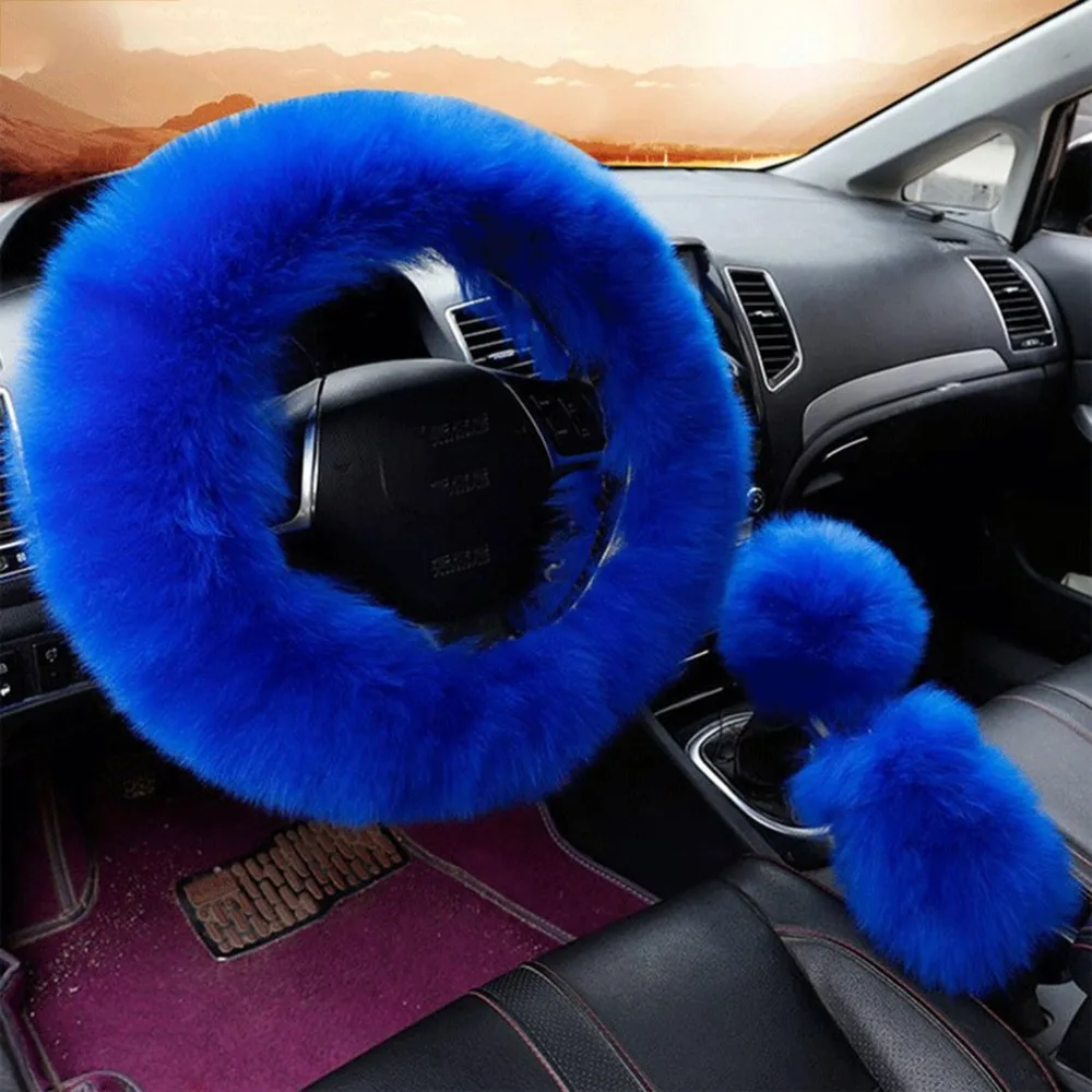 sinised pehmed katted roolil ja käigukangil autos