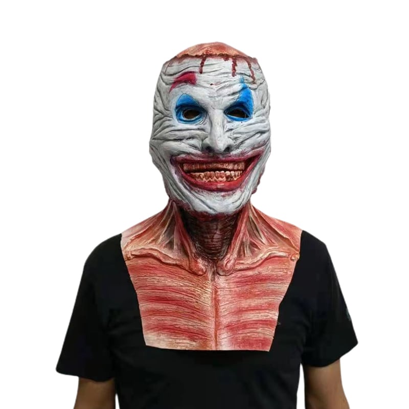 Kaks-ühes hirmutav mask, millel on valge, kortsus nägu, sinised rõngad silmade ümber ja veripunane suu. Mask katab ka kaela ning seda kantakse musta särgi peal.