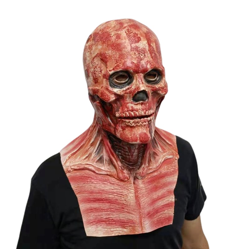 Inimese pea ja kaela kattev detailne punast tooni ning lihaselise välimusega Kaks-ühes hirmutav mask mustal särgil, neutraalsel taustal.