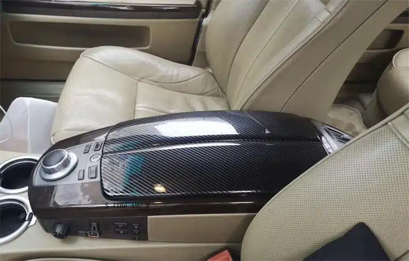 auto keskkonsool, millel on musta värvi süsinikkiust kleebis