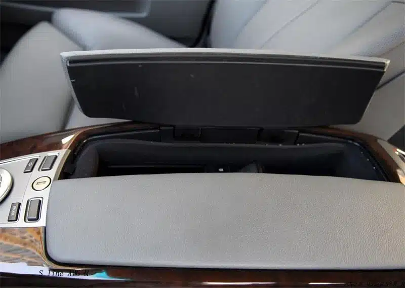 auto käetugi avatud sahtliga, hall nahk ja puidust detailid