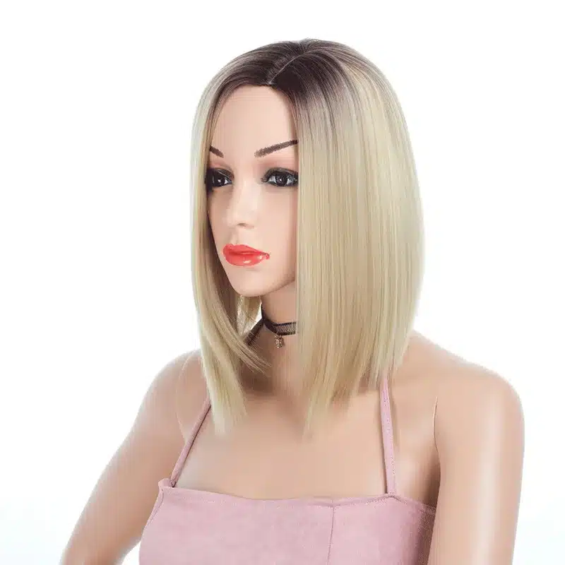 blond ja hall parukas mannekeenil, sirged juuksed ja keskmine pikkus