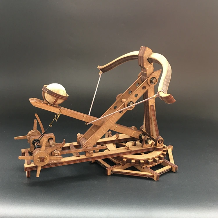 puidust 3D pusle, mis kujutab iidset katapulti