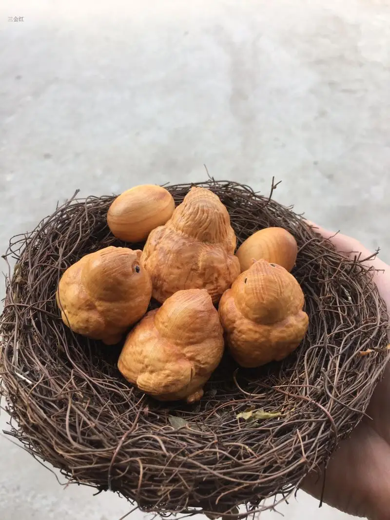 pesa sees puidust tibud ja munad