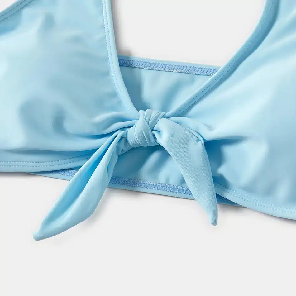 helesinine ujumisriiete ülaosa lipsuga detail