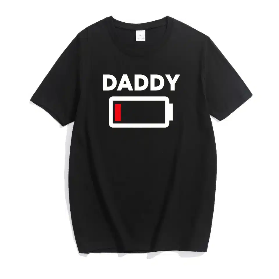 must T-särk valge kirjaga daddy ja tühja aku ikooniga