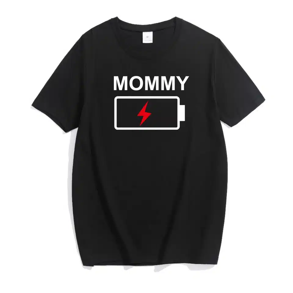 must T-särk valge tekstiga 'mommy' ja punase aku sümboliga