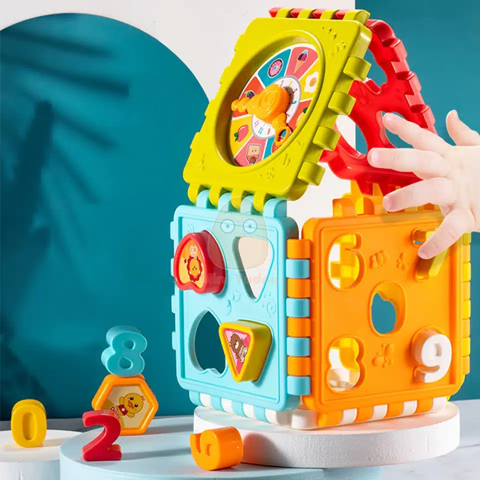 värviline Montessori kuubik erinevate kujundite ja numbritega