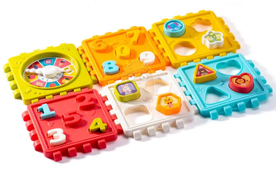 värvilised plastist pusletükid numbrite ja kujunditega