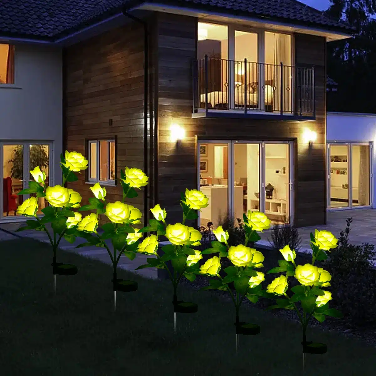 kollased roosikujulised LED valgustid aias öösel