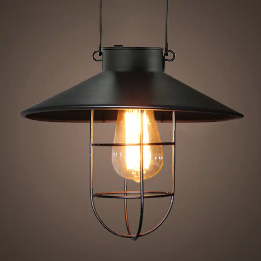 must metallist vintage stiilis latern, millel on kaitsev võre ja soe LED-pirn