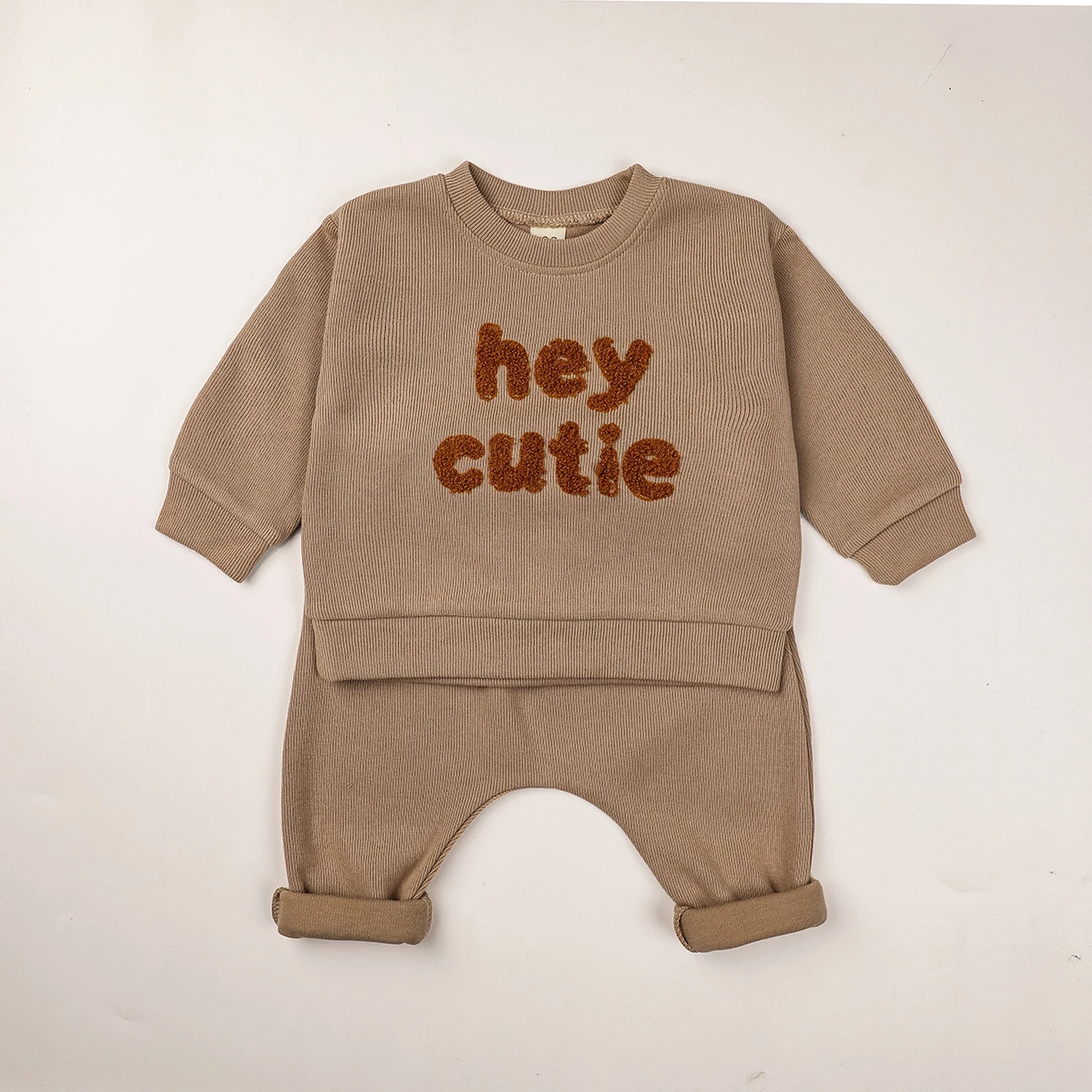 beež beebide dressikomplekt kirjaga 'hey cutie'