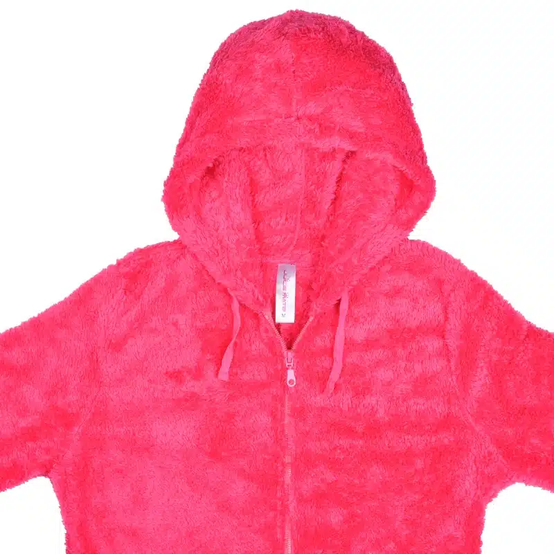 roosa kapuutsiga fliisist onesie, millel on tõmblukk