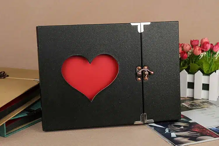 must fotoalbum südamekujulise avaga kaanel ja metallist lukustusega