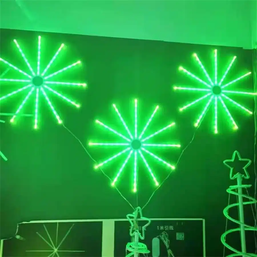 rohelised LED-jõulutähed seinal