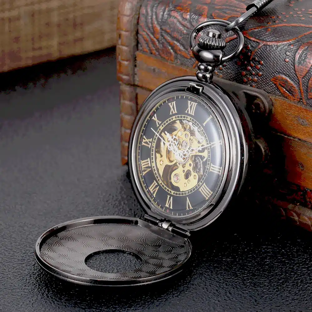 avatud steampunk stiilis taskukell, millel on nähtav mehhanism ja rooma numbritega sihverplaat