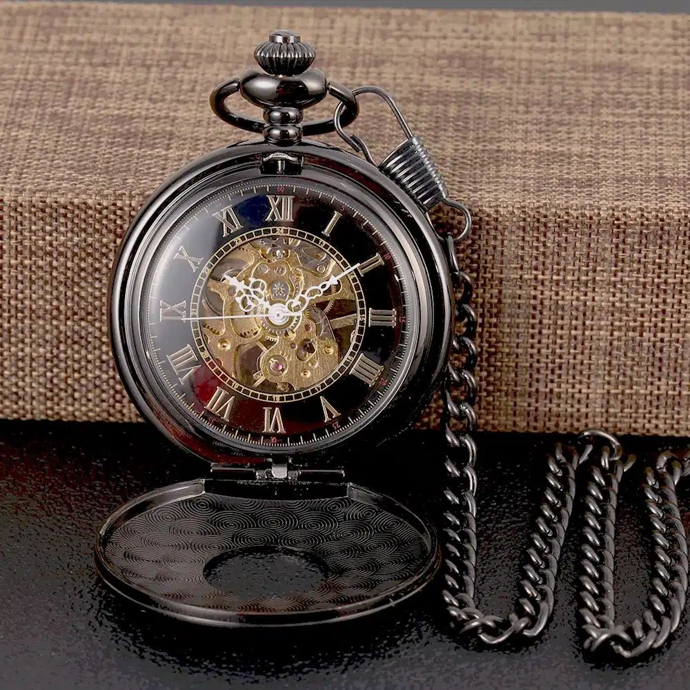 avatud steampunk stiilis taskukell musta korpuse ja kuldse mehhanismiga