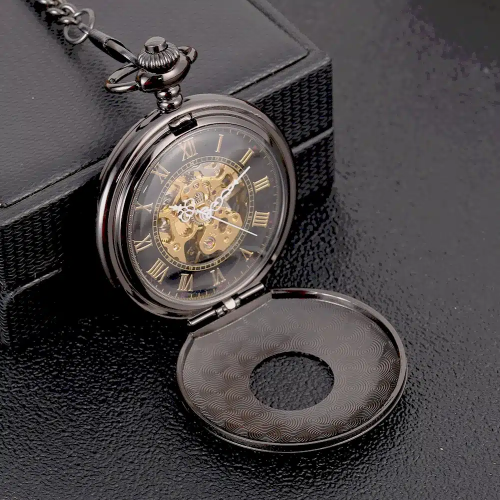 avatud steampunk stiilis taskukell musta taustal, nähtavad hammasrattad ja rooma numbrid
