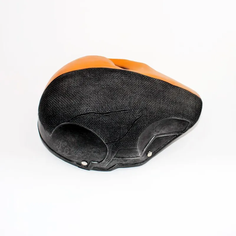 must ja oranž Deathstroke mask, millel on poolitatud disain