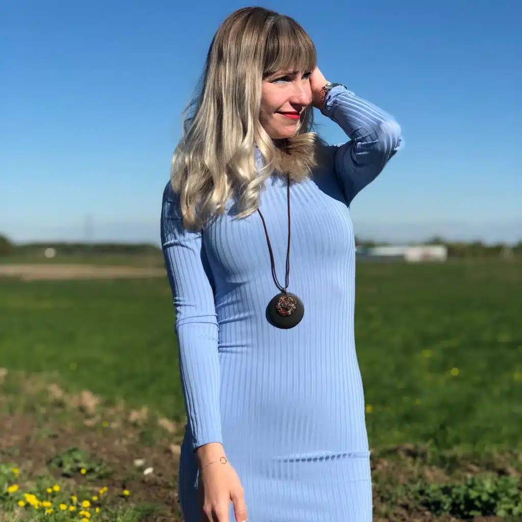 Värviliste kividega ümmargune kaelakee | kujundav pilt e-kaubamaja pildikogust