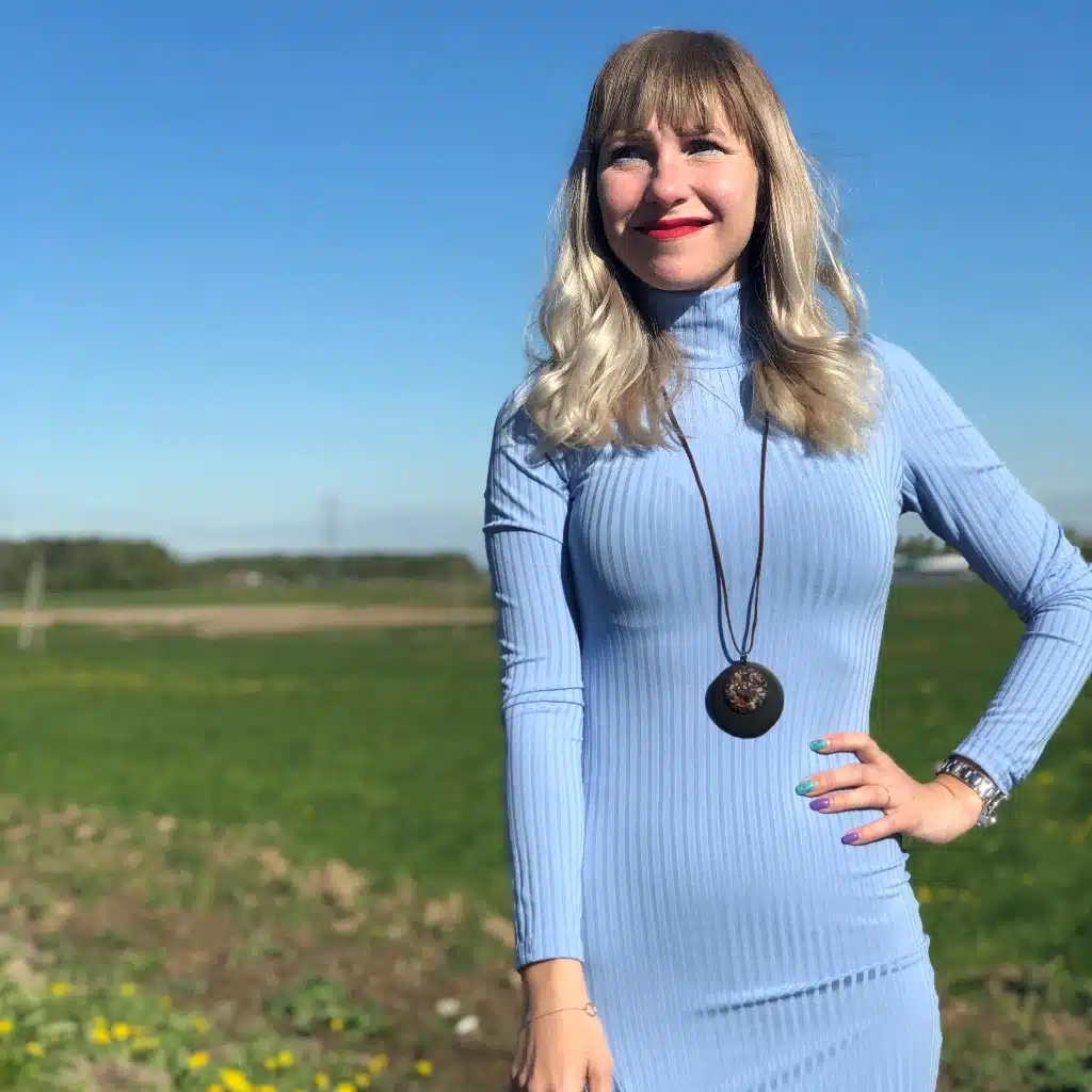 Värviliste kividega ümmargune kaelakee | kujundav pilt e-kaubamaja pildikogust