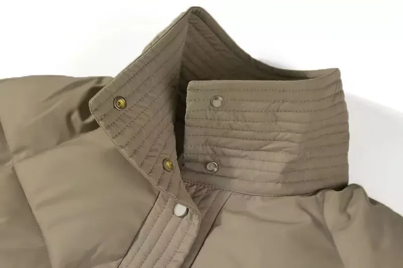 beež kõrge kaelusega jope detailne vaade