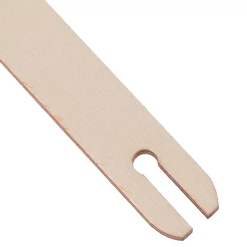 Puidust tarvik Laste kangastelgedega töötamiseks, heledat tooni, sujuvalt viimistletud ja funktsionaalse kujundusega.