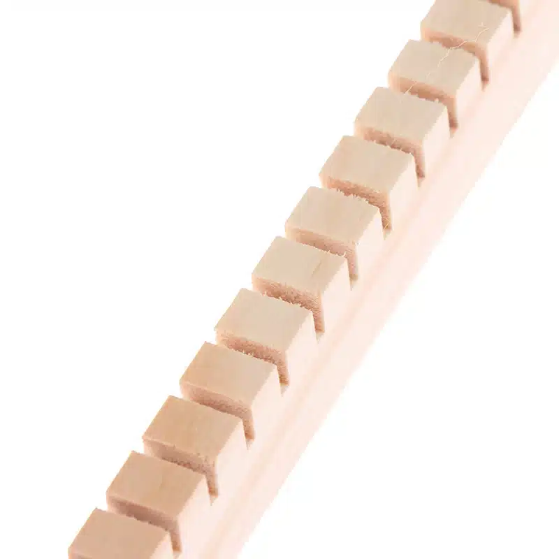 Laste kangasteljed, valgelt taustalt detail, peen puidust materjal ja täpsed hammastega servad.