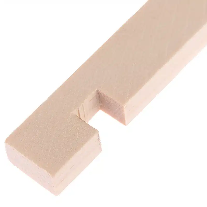 Lähedalt pildistatud naturaalsest puidust osa laste kangastelgedest, millel on sisselõige.