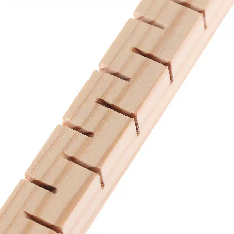 Käepärane puidust komponent Laste kangastelgede jaoks, millel on sisselõigatud sooned. Materjal on hele puit, mis sobib ideaalselt käsitööks.