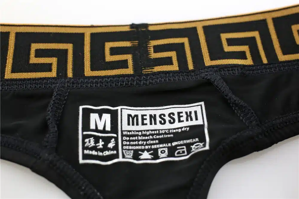 mustad meeste stringid kuldse mustriga vöökohal