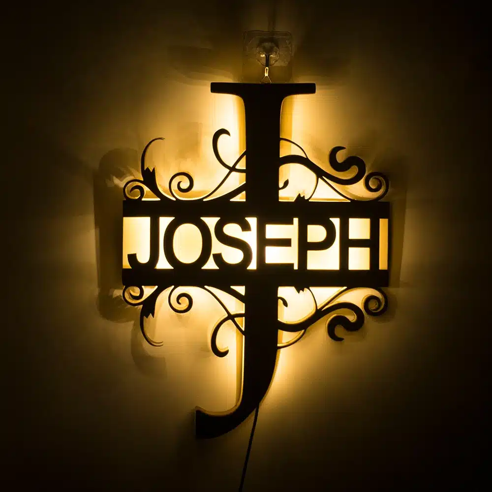 seinale kinnitatud öölamp, millel on suur täht j ja nimi joseph, ümbritsetud dekoratiivsete mustritega