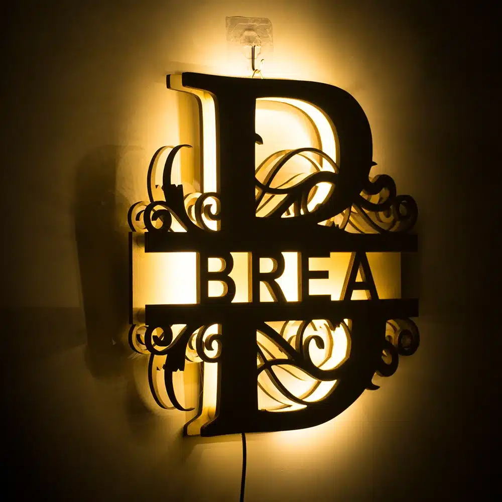seinale kinnitatud vintage stiilis LED öölamp, millel on dekoratiivsed mustrid ja kiri 'BREA'