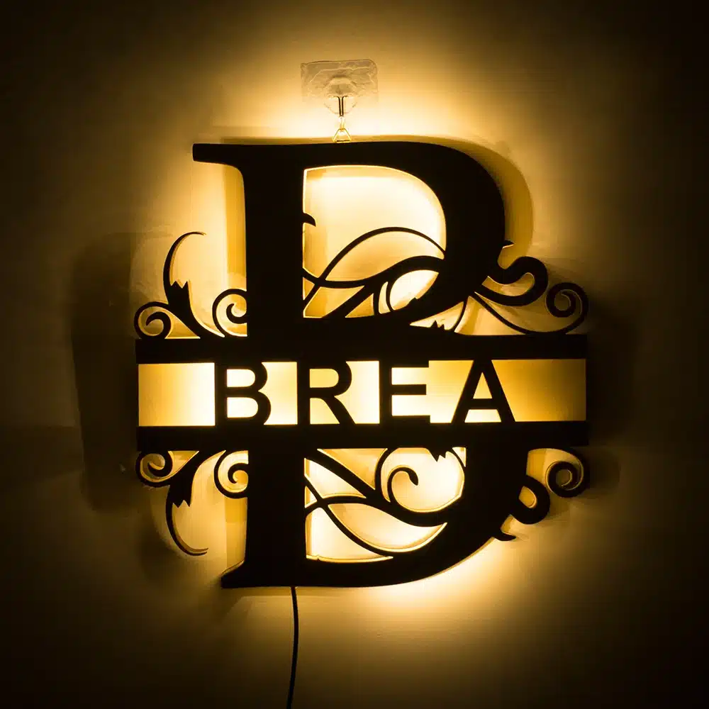 seinal olev vintage stiilis LED öölamp, millel on dekoratiivne must muster ja kiri