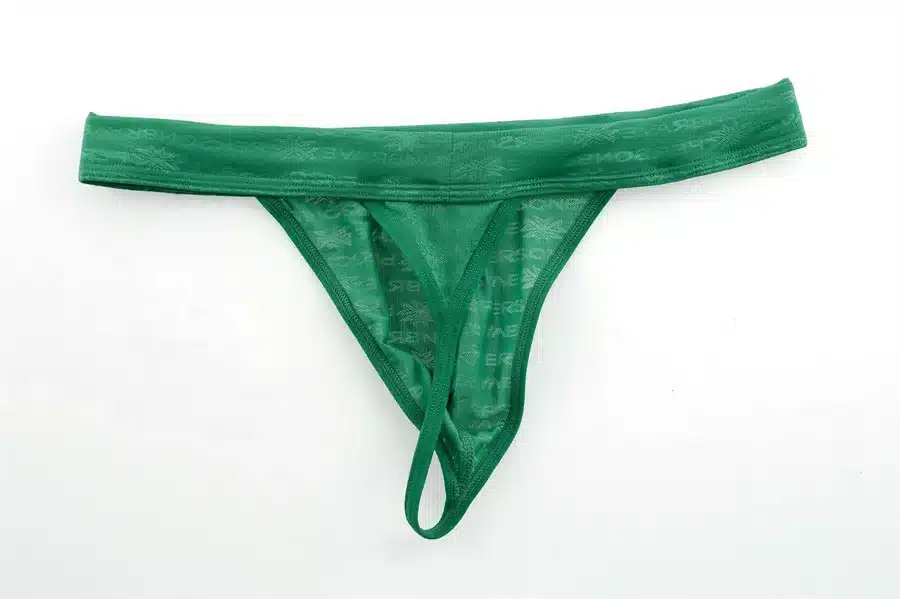 rohelised mustriga meeste stringid valgel taustal