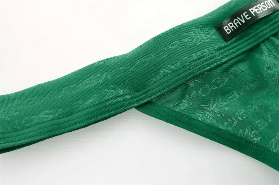 roheline mustriga meeste stringid