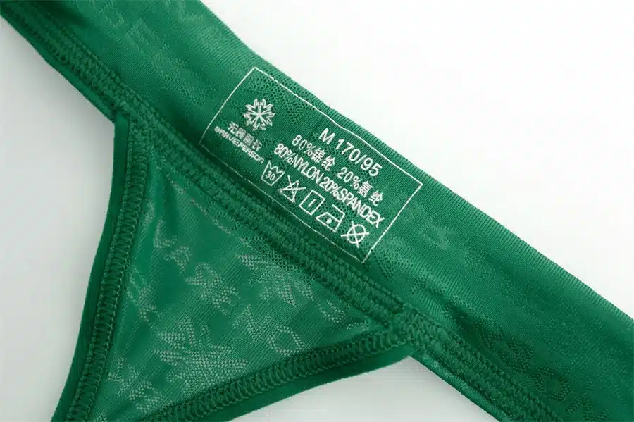 roheline mustriga meeste stringide detailne vaade