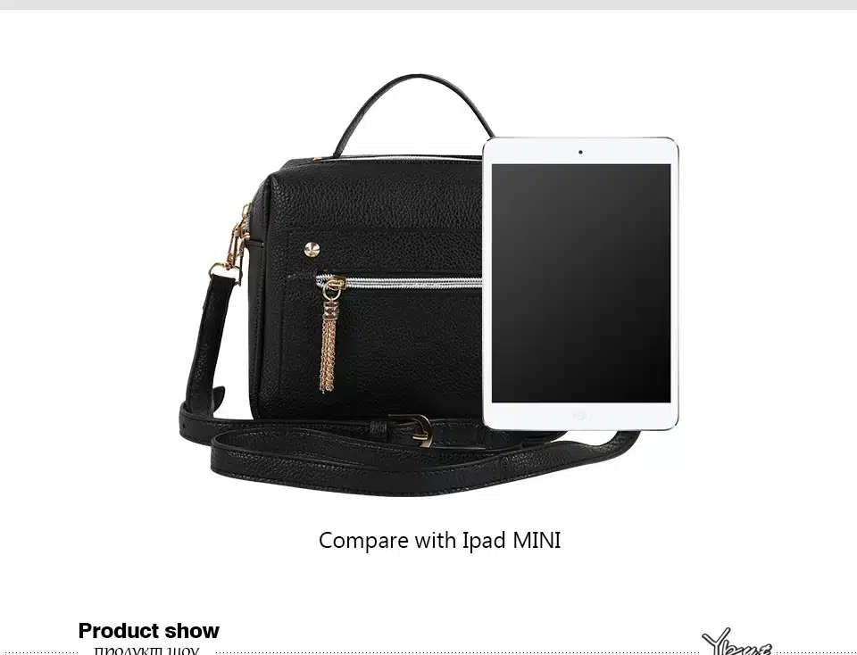 must kandiline käekott kuldsete detailidega, mille kõrval on iPad Mini
