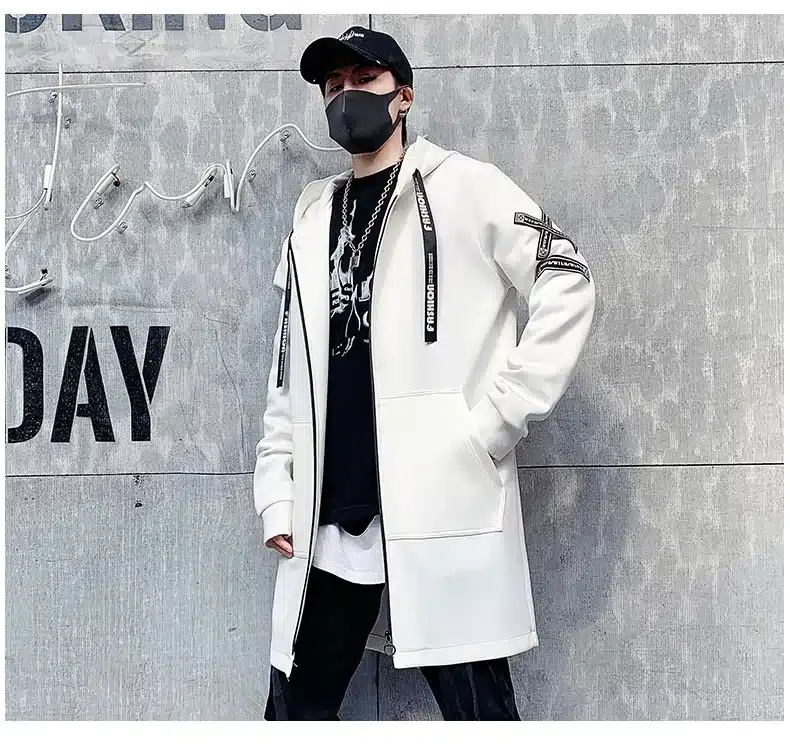 valge harajuku stiilis jakk, millel on mustad detailid ja kapuuts