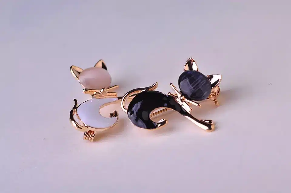Blucome Cute Black Tie Cat Brooch Smooth Artificial Opals Corsage For Women Collar Hats White Enamel Brooches Pins Girls Gifts 11