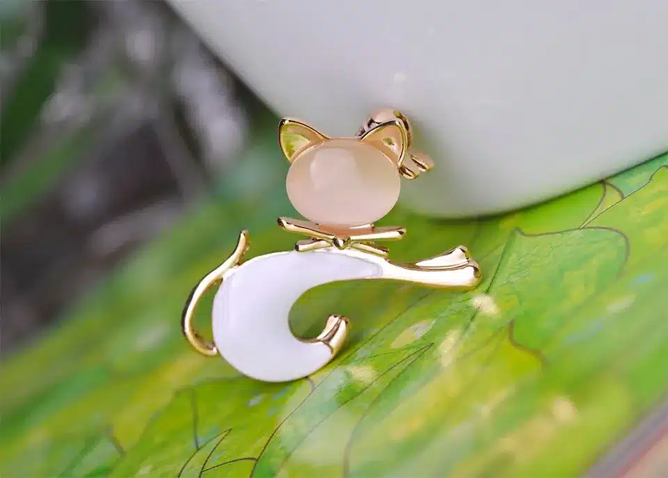 Blucome Cute Black Tie Cat Brooch Smooth Artificial Opals Corsage For Women Collar Hats White Enamel Brooches Pins Girls Gifts 12